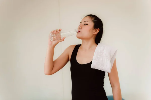 Retrato de mujer hermosa bebiendo agua después del entrenamiento — Foto de Stock