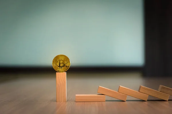 Dominó hatás és a tőzsde bitcoin koncepció — Stock Fotó