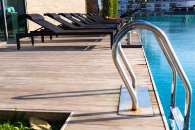 Şezlong ve spa gevşeme, Havuzbaşı., tatil yaz konsepti