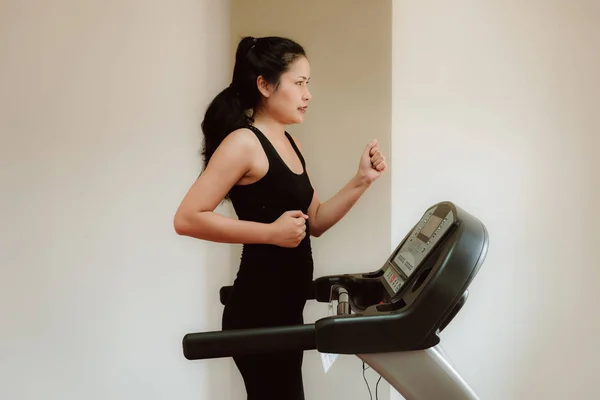 Retrato de mujer asiática corriendo en cinta de correr en gimnasio — Foto de Stock