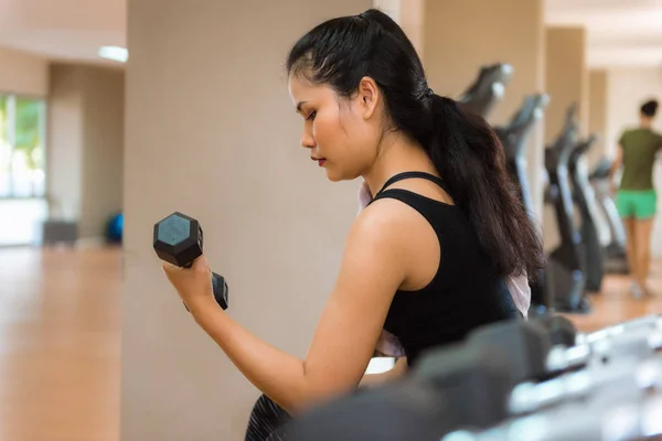 Retrato de mujer fitness levantando pesas en el gimnasio, Deportes — Foto de Stock