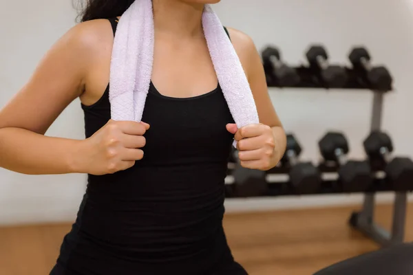 Close-up retrato de mulher fitness segurando toalha após ginásio — Fotografia de Stock