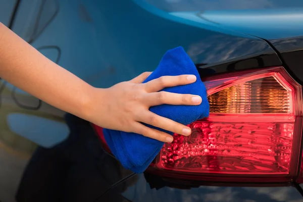 Yakın çekim portre bir sürücü kadının arabasını Temizleme — Stok fotoğraf