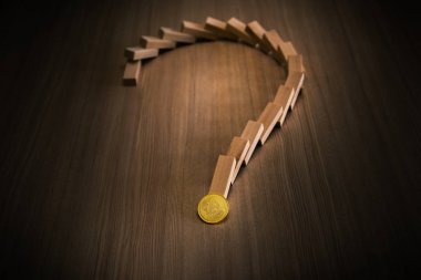 Düşen Domino ve soru işaretleri ile bitcoin, iş 