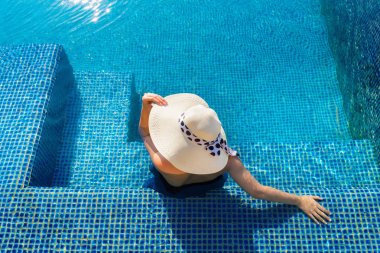 Plaj, tatil ve havuz başı, açık kavramı üzerinde rahatlatıcı