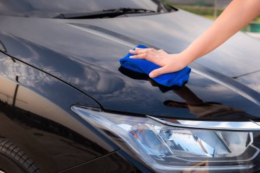 Kadının el arabasını temizlik portresi kapatın