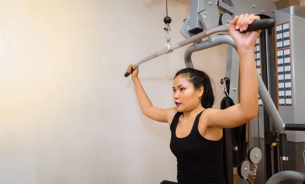 Retrato de mujer hermosa haciendo ejercicio con levantamiento de pesas — Foto de Stock