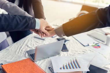 Kendi elleriyle birlik birlikte, gösterilen iş takım iş 