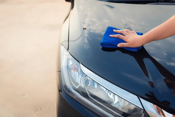 Primer plano retrato de la mujer limpieza de la mano parrilla delantera un coche — Foto de Stock