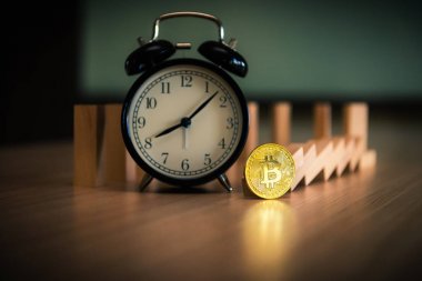 Domino saat ve Bitcoin, iş ve finansal kavramı
