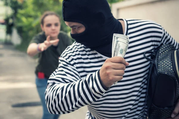 Pouliční zloděj krade peníze z zadní kapsa džíny ženy — Stock fotografie