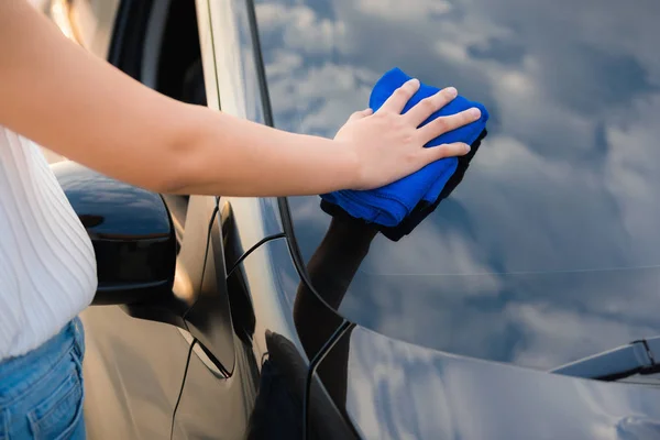 Primer plano retrato de la mujer de limpieza de la mano de vidrio del coche, Cuidado del coche — Foto de Stock