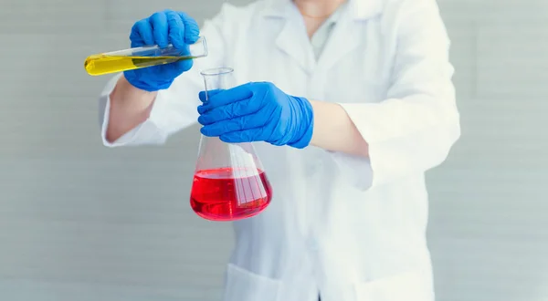 Forskare är att blanda kemikalie i provröret, vetenskap — Stockfoto