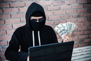 Bilgisayar korsanı bilgi gizlilik erişmek için çalışıyor 