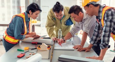 Proje yönetim ekibi mühendisleri ve achitects planya 