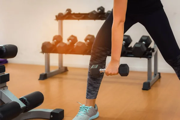 Retrato de cerca de la mujer deportiva levantando pesas en forma — Foto de Stock