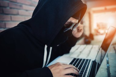 Bilgisayar korsanı bilgi gizlilik erişmek için çalışıyor 