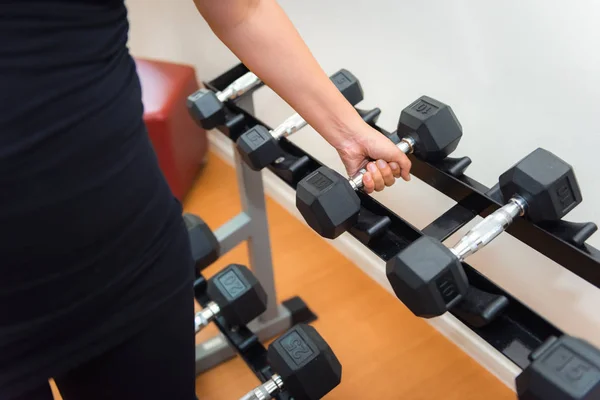 Retrato de cerca de la mujer deportiva levantando pesas en forma — Foto de Stock