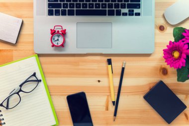 Bilgisayar dizüstü bilgisayar ve donanımları tablo ahşap masa, teknoloji