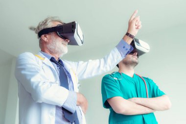 Doktor takım portresi muayene fiziksel bedenin hasta., teknoloji ve iş kavramı sanal gerçeklik teknolojisi kullanarak.