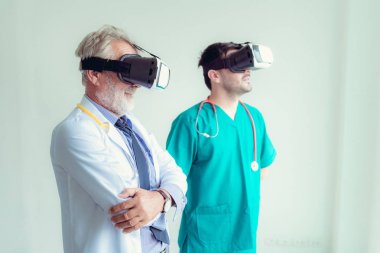 Doktor takım portresi muayene fiziksel bedenin hasta., teknoloji ve iş kavramı sanal gerçeklik teknolojisi kullanarak.