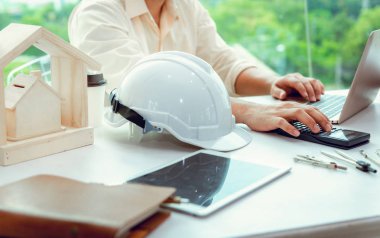 İnşaat mühendisi proje zamanlamasını., mühendislik ve inşaat kavramı planlama için dizüstü bilgisayar kullanarak portresi kapatın.