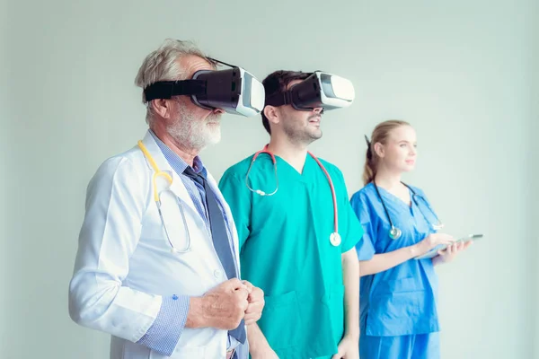 Portrait Doctor Team Using Virtual Reality Technology Examination Physical Body — Stock Photo, Image