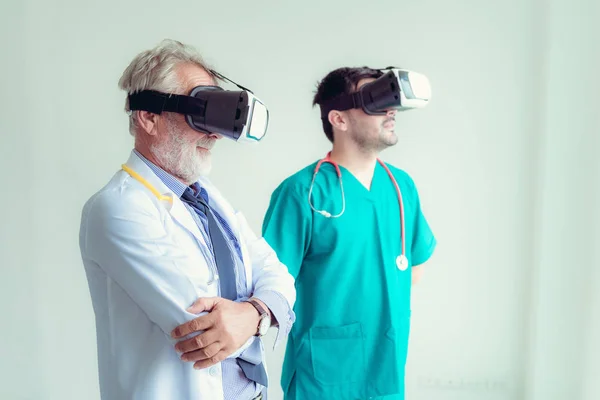 Doktor takım portresi muayene fiziksel bedenin hasta., teknoloji ve iş kavramı sanal gerçeklik teknolojisi kullanarak.