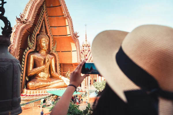 Tourist Woman Having Fun While Sightseeing in The Temple, Asian Woman Relaxing and Enjoyment While Photographing Statue of Buddha With Art Ancient Architecture in Religion Worship. Travel Exploring — Stock Photo, Image