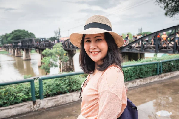 Porträt der schönen thailändischen Touristin lächelt in die Kamera, während sie die architektonischen Sehenswürdigkeiten Thailands besichtigt. Reiseleiterin genießt die Erkundung und den Spaß bei ihrer Reise in Thailand — Stockfoto
