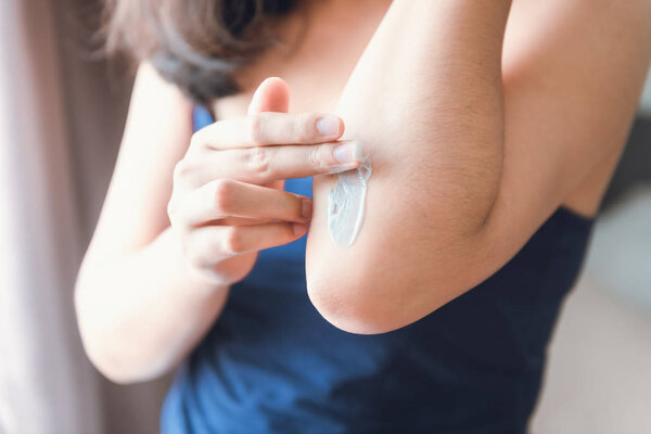 Красота Уход за кожей тела и косметические Применить концепцию крупным планом женские руки применяет увлажняющий лосьон крем для ее кожи локтя. Красивая женщина использует увлажняющее старение лечение на ее руках
.