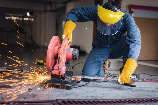 Craftsman Welding is Cutting Steel Work, Welder Man in Safety Protective Equipment Doing Metalwork in Construction Site. Engineering Labor Skill and Workshop Production Concept — Stock Photo, Image