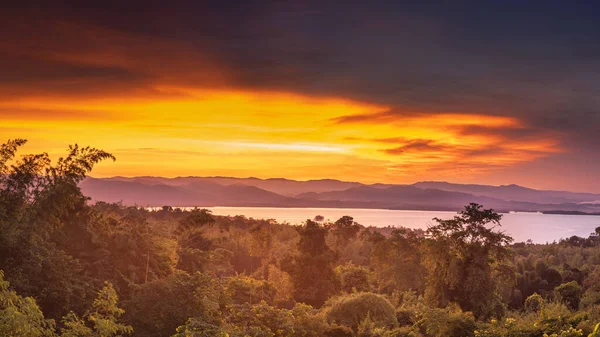 Krajobraz natury Krajobraz Krajobraz Widok na pasmo górskie i dramatyczne niebo na porannym wschodzie słońca, Piękne panoramiczne naturalne tło z chmurą w porannym słońcu. — Zdjęcie stockowe