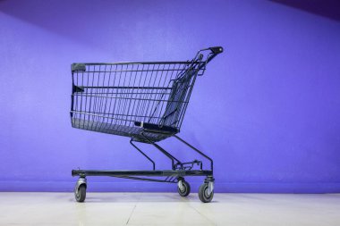 Mağaza koridor döşeme üzerinde Boş Alışveriş Sepeti, Supermarket Shop Alışveriş Tüketicilik için Trolley Metal. Müşteri Hizmetleri Alışveriş Merkezi İçi Katta Alışveriş Silindir Sepeti