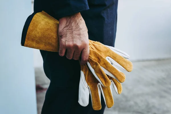 Nahaufnahme Des Mechanikers Hand Hält Lederhandschuhe Während Vor Der Wartungswerkstatt — Stockfoto