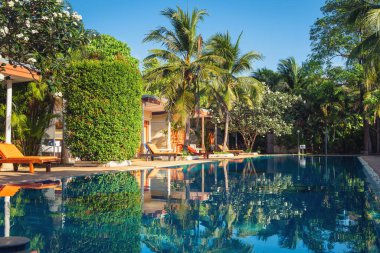 Lüks Yüzme Havuzu ve Tatil Köyü, Villa Havuz Kenarı ve Mimar Binası Dış Yüzme Dekorasyonu. Açık Hava Tatil Aktivitesi, Yaz Seyahati Tatil Konsepti.