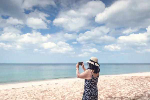 Портрет Азиатки Использует Мобильный Телефон Съемки Природных Пейзажей Пляже Красивая — стоковое фото