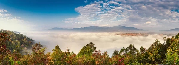 Panorama Paisagem Vista Paisagem Cordilheira Com Foggy Contra Céu Azul — Fotografia de Stock