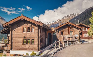 İsviçre, Zermatt City 'deki Manzara Eski Şehir Vadisi. Dağ Alplerine Karşı İsviçre Kültür Mimarisinin Şehir Manzarası. Seyahat Hedefi ve Avrupa Tatili.