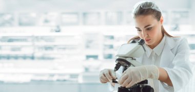 Laboratuvarda mikroskop kullanan tıp bilimadamı araştırmacı, mikroskobik ilaç deneyleri yapan tıp uzmanı. Laboratuvar Araştırma ve Teknoloji Sağlık Hizmetleri Konsepti.