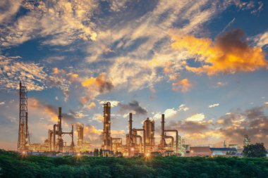 Petrol ve Gaz Rafinerisi İşlem Binası, Petrokimya Sanayi ve Üretim Petrol Tankı Sunrise Scene 'de. İş Yakıt Sanayii ve Gaz Petrol Ürünleri Üreticisi