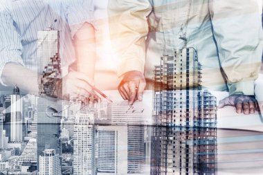 İnşaat Mühendisliği Ekibi, Proje Gayrimenkul için Beyin Fırtınası, Mühendis Ekibi İşçi Tartışması ve Projelerini Planlama. İş İnşaat Mühendisliği Endüstrisi Konsepti