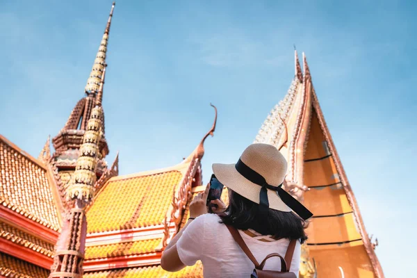 Tourist Woman Having Fun While Sightseeing Temple Tourist Woman Relaxing — Stock Photo, Image