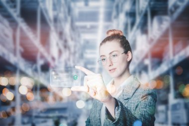 Çevrimiçi Çevrimiçi Teknoloji Zekası Ödeme, Sanal Arayüz Kredi Kartını E-ticaret Online Alışveriş İçin Kullanan İş Kadını. Ödeme Bankasının Gelecekteki İş İletişimi