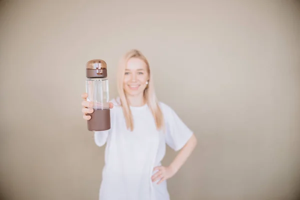 Smiling Woman holding reusable water sport bottle .Horizontal view copyspace Eco friendly and Zero waste — 스톡 사진