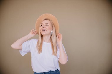 Şapka stüdyosundaki zarif bayan. Soyut arka plan yatay görünüm yaz tatili kavramı