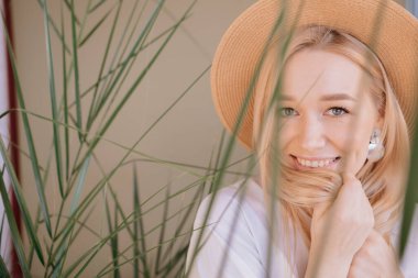 Şapka stüdyosundaki zarif bayan. Soyut arka plan yatay görünüm yaz tatili kavramı