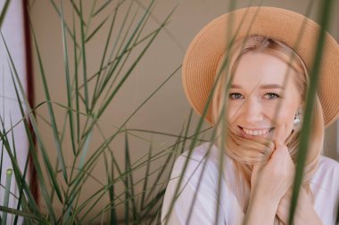 Şapka stüdyosundaki zarif bayan. Soyut arka plan yatay görünüm yaz tatili kavramı