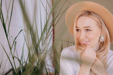 Şapka stüdyosundaki zarif bayan. Soyut arka plan yatay görünüm yaz tatili kavramı