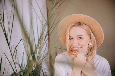 Şapka stüdyosundaki zarif bayan. Soyut arka plan yatay görünüm yaz tatili kavramı